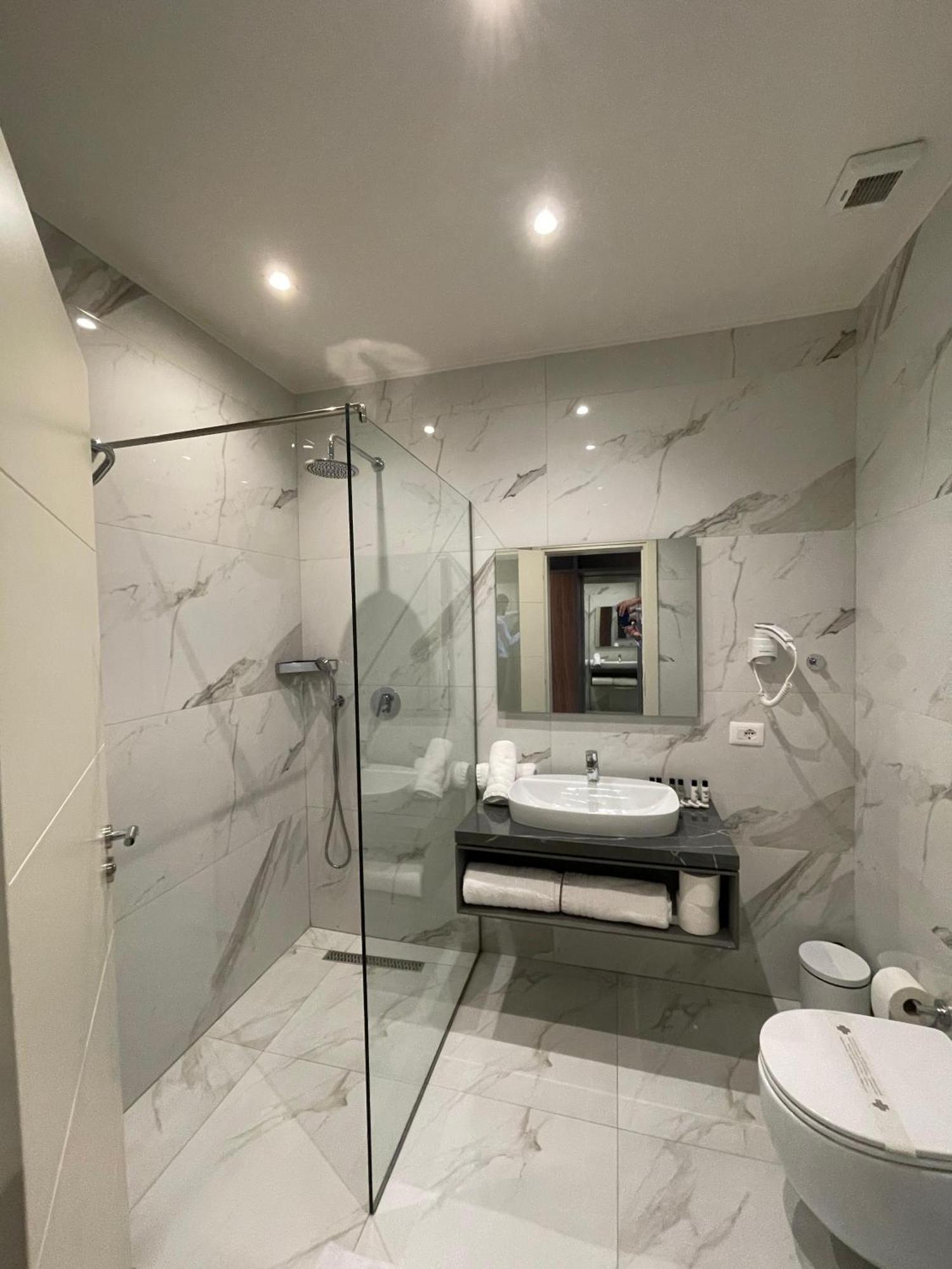 Amr Hotel - Durres Škalngur 外观 照片